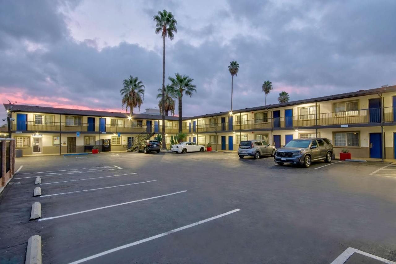 Rodeway Inn San Bernardino Bagian luar foto